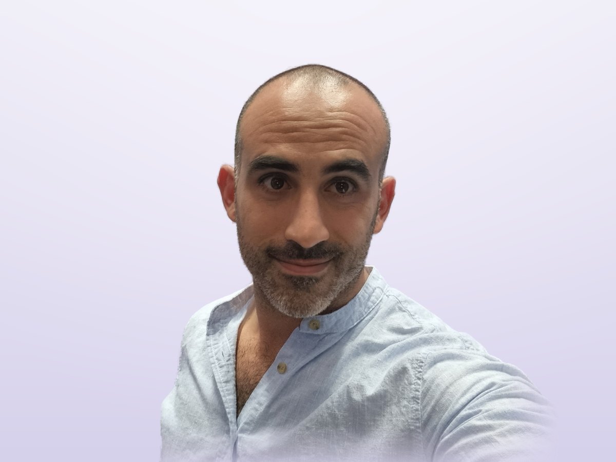 נועם רז מדבר מול קהל